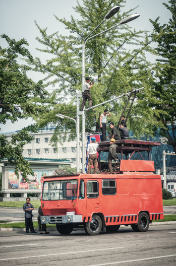 Một ngày làm việc của các công nhân bảo trì đường dây cáp điện của xe điện tại Bình Nhưỡng