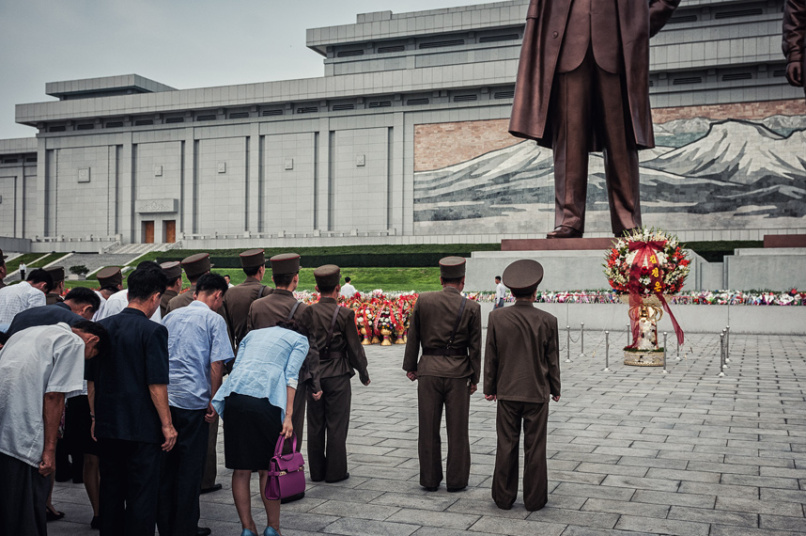 Những bức ảnh của Michal Huniewicz, nhiếp ảnh gia sống tại London (Anh) giúp người xem có cái nhìn chân thực về cuộc sống thường ngày ở Triều Tiên. Để chụp được những bức ảnh này, Huniewicz đã phải liều mình chụp trộm với chiếc máy ảnh giấu kín bất chấp sự ngăn cấm của nhà chức trách Triều Tiên