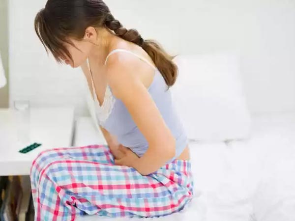 Đau bụng quằn quại: Thông thường, người bệnh sẽ gặp cơn đau khó chịu hoặc đau quặn ở bụng. Tuy nhiên, dấu hiệu đau bụng rất dễ nhầm lẫn với những bệnh khác, do vậy bạn nên chú ý thêm những triệu chứng khác hoặc gặp bác sĩ ngay để được chẩn đoán chính xác