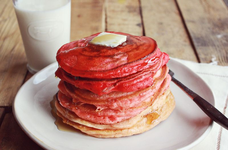 Nếu bạn muốn bữa sáng của cả nhà thật vui vẻ, hãy thử với pancake màu sắc vui mắt.