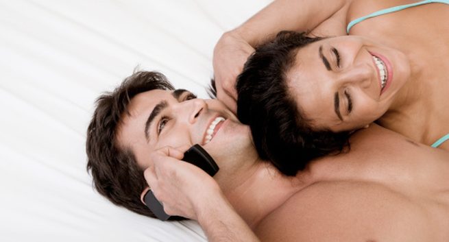 Gọi điện cho người khác: Đối tác của bạn sẽ cần sự thân mật hơn vì vậy bạn nên gác các cuộc gọi vào lúc khác. Hãy dành thời gian cho cô ấy sau khi cả 2 đã cùng tận hưởng những khoái cảm mà 'sex' mang lại.