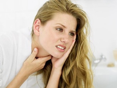 Qủa dâu có tác dụng chữa các chứng đau họng và miệng. Bạn có thể dùng nước quả dâu để súc miệng hàng ngày.