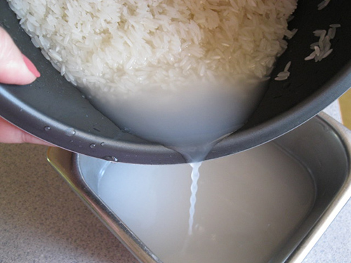Nước vo gạo: Ngâm rau trong nước sạch khoảng 5 - 10 phút mới rửa, hoặc dùng nước vo gạo để ngâm sẽ giảm được độc tố trong thuốc trừ sâu.
