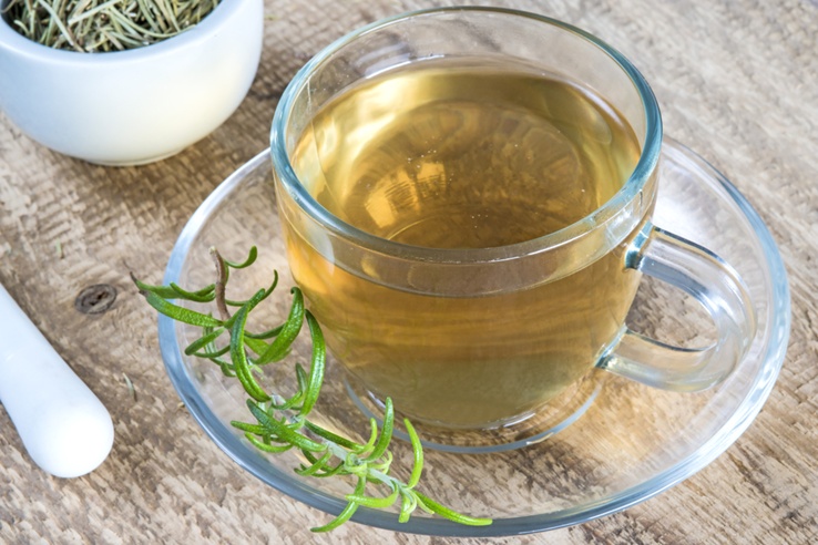 Trà hương thảo: là loại trà có mùi hương rất ngọt ngào, bao gồm nhiều thành phần kích thích hoạt động lưu thông trên da đầu, từ đó kích thích tóc mọc nhanh hơn. Bạn có thể gội qua đầu với nước trà hương thảo 2 lần/tuần để có được hiệu quả nhanh chóng.