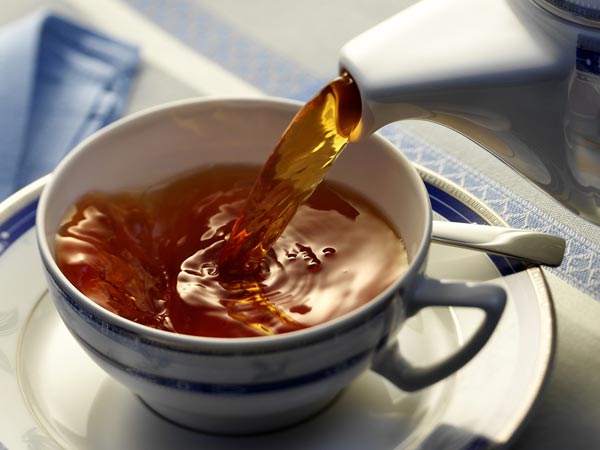 Hồng trà: là một nguyên liệu rất tốt cho mái tóc. Trong loại trà này có hàm lượng đáng kể dihydrotesterone (DHT) – hormone ngăn ngừa tình trạng hư tổn tóc. Bạn có thể gội đầu bằng nước hồng trà ấm 2 lần/tuần để có được mái tóc dày và bóng mượt tự nhiên