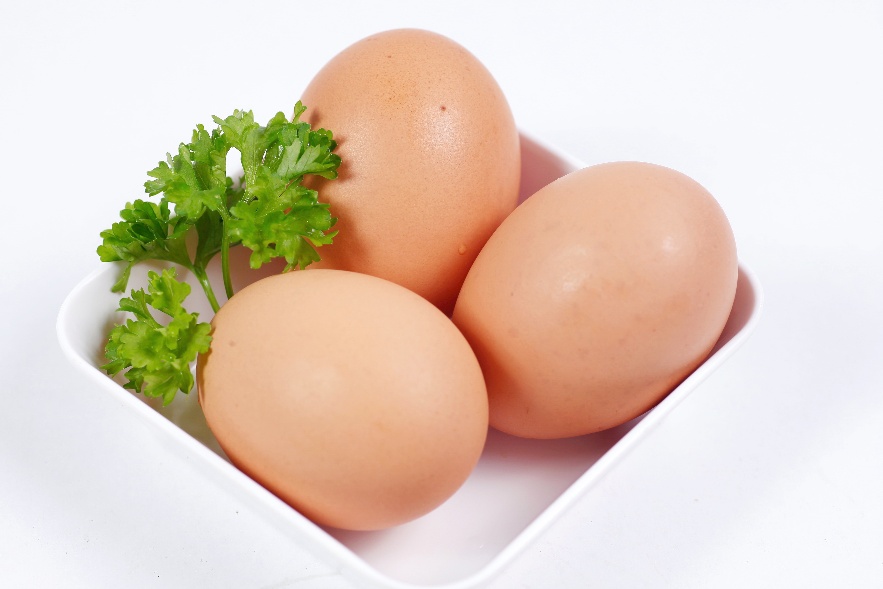 Trứng: Trứng cung cấp cho bạn những chất đạm cần thiết, trong lòng đỏ trứng đóng vai trò chuyển hoá các protein bổ dưỡng và không làm tawg cholesterol trong máu. Theo nghiên cứu, ăn 2 quả trứng vào buổi sáng, sẽ làm cho bụng có cảm giác thoải mái trong 24h.