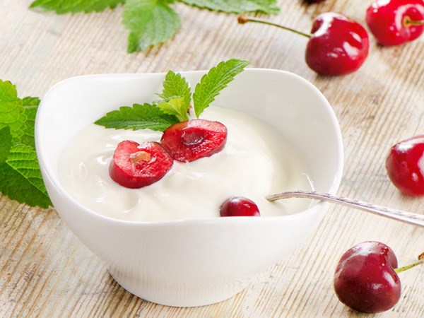 Sữa chua nguyên kem: Sữa chua cung cấp những chất béo lành tính cho cơ thể. Nó giúp cơ thể luôn sảng khoái và điều hoà nội tiết trong cơ thể. Sữa chua nguyên kem không đường, giúp bạn kiểm soát được lượng đường huyết ở mức ổn định.