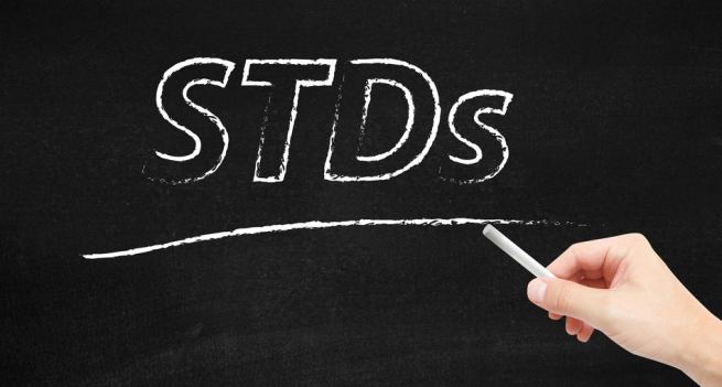 Bệnh lây truyền qua đường tình dục (STDs): Các bệnh hoặc các nhiễm trùng lây truyền qua đường tình dục như bệnh lậu hay chlamydia... cũng có thể là nguyên nhân khiến dương vật đau rát và có mùi hôi.