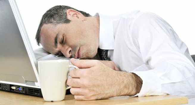 Buồn ngủ: Một trong những tác dụng phụ thường gặp của thuốc paracetamol là gây cảm giác buồn ngủ. Do đó, cần tham khảo ý kiến ​​bác sỹ trước khi sử dụng paracetamol dù chỉ bị sốt hoặc cảm cúm.