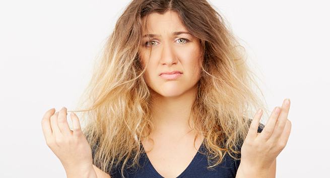 Tóc khô, mỏng: Nếu tóc bạn khô và mỏng, nó có thể là dấu hiệu cảnh báo tuyến giáp có vấn đề, cụ thể hơn có thể bạn đang bị cường giáp. Ngoài ra, tình trạng tăng cân và luôn cảm thấy lạnh, mệt mỏi... cũng là những dấu hiệu khác của cường giáp. Vì vậy, hãy tham khảo ý kiến bác sỹ nếu tóc bạn xuất hiện những tình trạng trên.