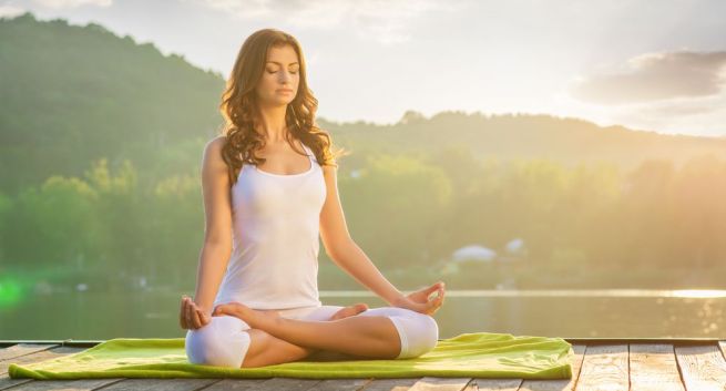 Yoga: Yoga thư giãn cũng giúp cải thiện tâm trạng của bạn hiệu quả. Các bài tập yoga làm tăng lưu lượng oxy cho cơ thể, giúp nâng cao tinh thần và thể chất của bạn.