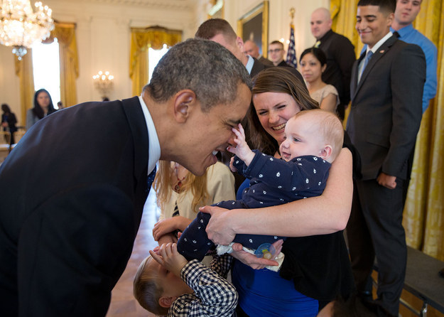 Tổng thống Mỹ sẵn sàng để một em bé bóp mũi