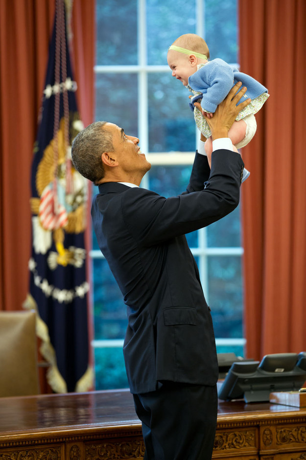 Trong công việc, Obama được biết với một người rất quyết đoán và nghiêm khắc nhưng ngay khi rời khỏi bàn làm việc, ông luôn thể hiện sự thân thiện, hòa đồng và đặc biệt rất yêu trẻ em