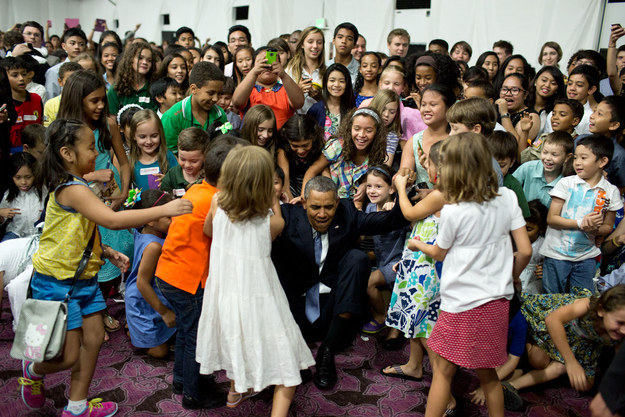 Ông thường xuyên đến thăm các trường học và động viên các em nhỏ. Trẻ em cũng đặc biệt thích thú với sự hòa đồng và thân thiện của ông Obama