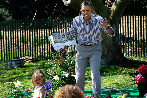 Ông Obama mô tả hành động của một nhân vật hoạt họa trong cuốn truyện tranh khi chơi đùa với những đứa trẻ
