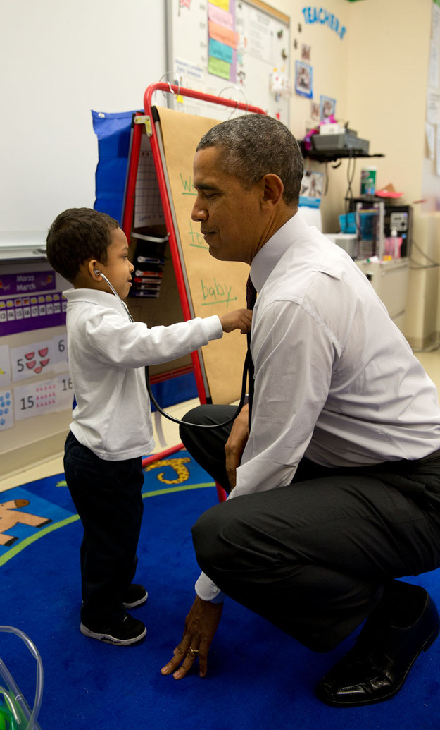 Tổng thống Mỹ chơi trò 'bác sỹ' với một cậu bé