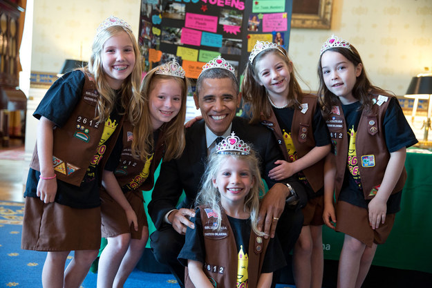 Ông Obama đội vương miện chụp ảnh lưu niệm cùng các công chúa nhỏ.