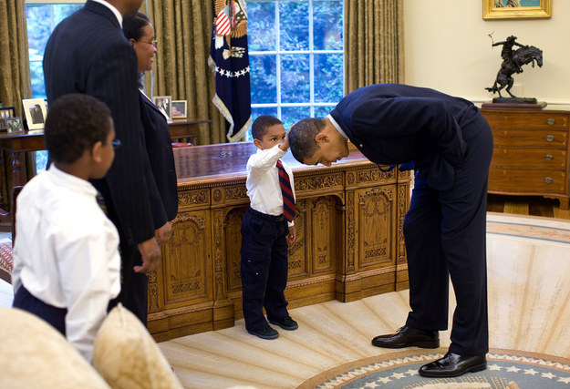 Tổng thống Mỹ sẵn sàng cúi đầu để một cậu bé so sánh tóc của ông với tóc của em