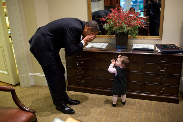 Tổng thống chơi trò 'ú òa' với một bé gái