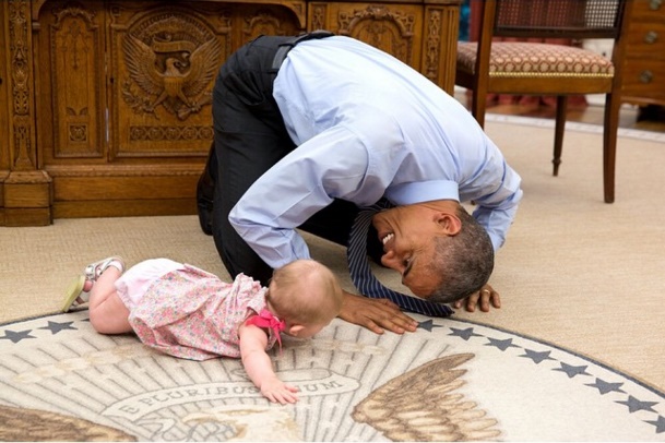 Ông Obama chơi đùa với bé Ella Rhodes - con gái của phó cố vấn an ninh quốc gia Ben Rohdes ngay tại phòng làm việc của Tổng thống