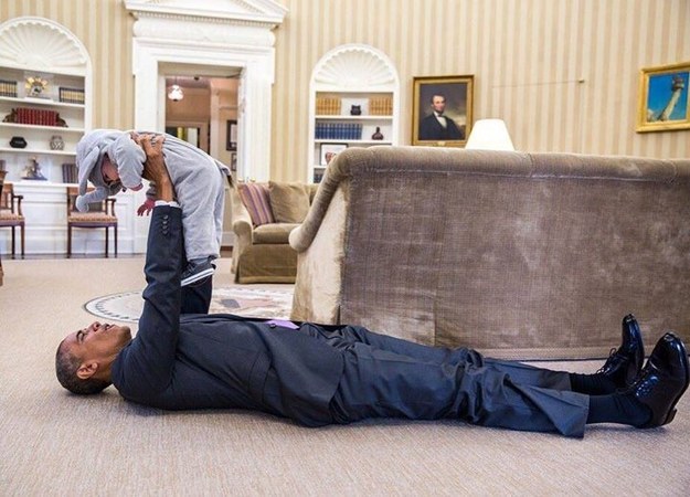 Tổng thống nằm trên sàn nhà nhấc bổng, trêu đùa với bé Ella. Sau những khoảng thời gian căng thẳng với công việc, Tổng thống Obama tự nhận khi chơi đùa với những đứa trẻ giúp ông quên đi mệt mỏi