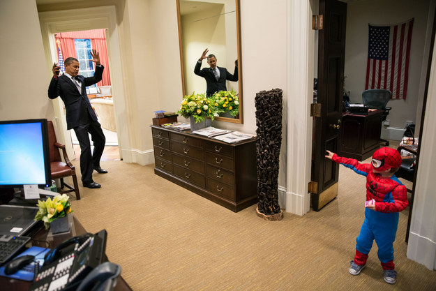 Ông Obama vui vẻ hưởng ứng trò chơi của một cậu bé hóa trang thành nhân vật điện ảnh người nhện