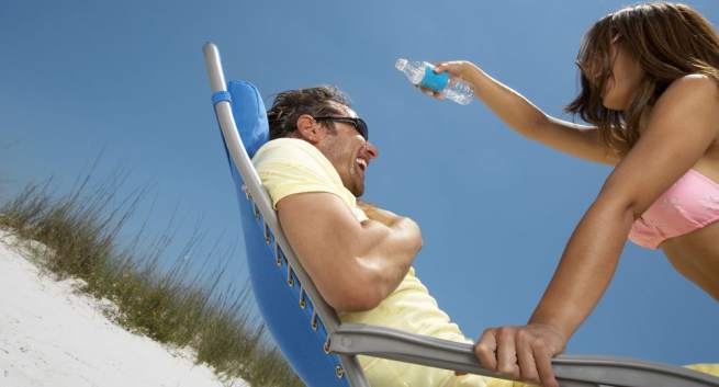 Mang theo nước: Cát có thể gây hại cho bạn khi sex trên bãi biển. Nó không chỉ làm bạn khó chịu mà còn làm tăng nguy cơ nhiễm trùng. Ngoài ra, nước biển có thể khiến 