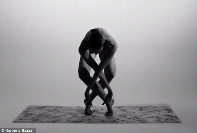 Những bức ảnh trắng đen nghệ thuật chụp ảnh người mẫu tập yoga 