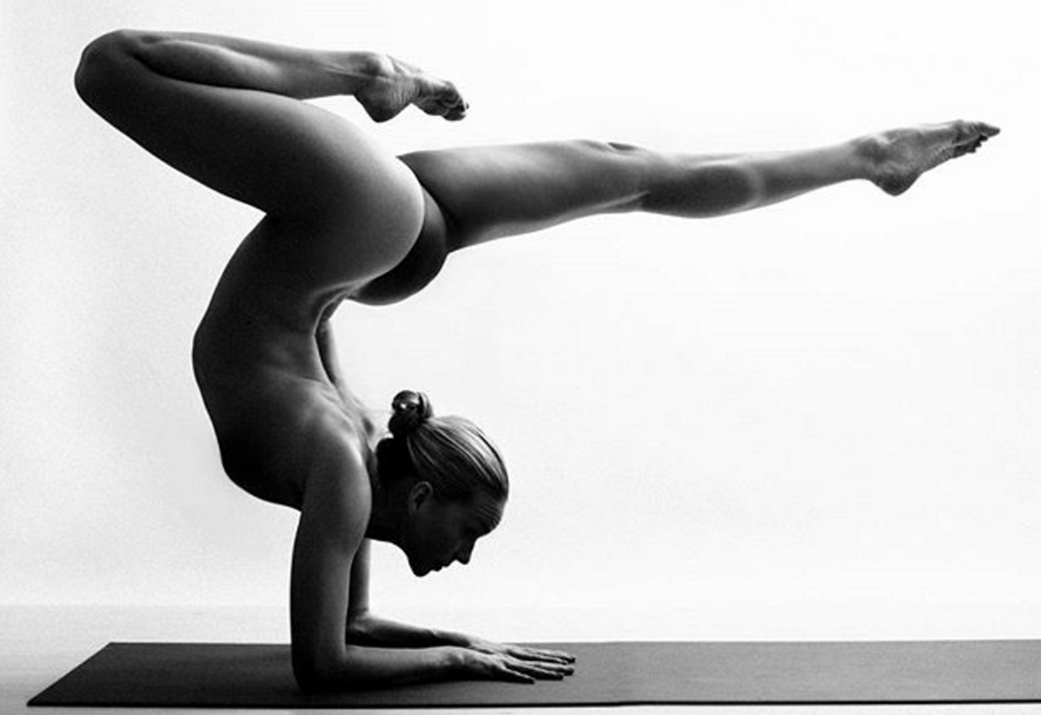 Những bức ảnh cho thấy cô gái thực hiện mọi động tác yoga, từ trồng cây chuối đến những tư thế thư giãn, được dàn dựng cẩn thận trước khi bấm máy. Tuy nhiên, một số bức ảnh đã bị gỡ bỏ dựa theo quy định hạn chế ảnh khỏa thân của Instagram