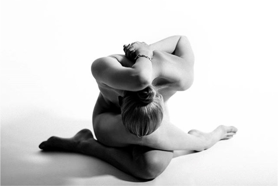 Và cho đến nay, nude yoga cũng đang trở thành xu hướng được nhiều người theo đuổi trên thế giới nhưng danh tính của nhiếp ảnh gia, người mẫu và người tập yoga khỏa thân 26 tuổi này vẫn chưa được xác định.