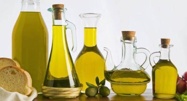 Thay đổi dầu ăn: Tránh sử dụng các loại dầu ăn có nhiều chất béo không bão hòa như dầu ngô, dầu cải hoặc dầu đậu nành. Thay vào đó, hãy sử dụng dầu olive, nó vừa tốt cho Sức khỏe, vừa giàu vitamin E và chất chống oxy hóa.