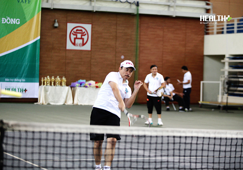 Nỗ lực đến phút chót của DS. Hoàng Minh Châu - Công ty CP Nam Dược trong trận chung kết bảng Nâng cao. Giải Tennis FFPH 2016 khép lại với nhiều ấn tượng hứa hẹn một sân chơi mới sôi động hàng năm cho ngành TPCN và y dược Việt Nam. 