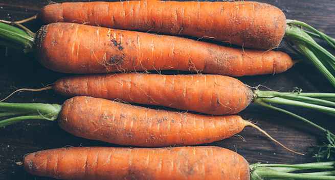 Cà rốt: Cà rốt rất giàu niacin và beta carotene, tốt cho mắt và gan. Niacin giúp gan phá vỡ và giải phóng độc tố trong cơ thể, giúp gan luôn khỏe mạnh.