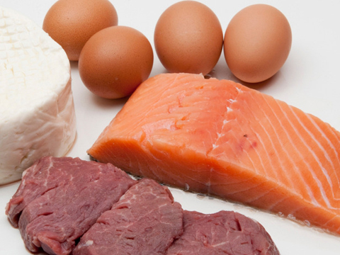Cá, thịt, trứng,... không chỉ giúp nuôi dưỡng sữa mẹ bởi chúng rất giàu chất dinh dưỡng mà nó còn giúp bạn đốt cháy calo. Bên cạnh đó, cá là nguồn acdi béo Omega-3 tuyệt vời giúp phát triển trí não trẻ.