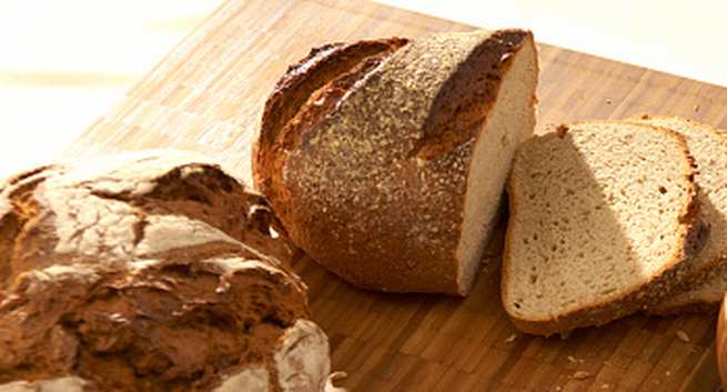 Chứa chất tạo màu: Bánh mì nâu thường được sử dụng nhiều hóa chất để sản xuất. Nó cũng chứa nhiều các chất tạo hương vị nhân tạo, chất tạo màu, chất bảo quản... và tất cả đều gây hại cho sức khỏe của bạn.