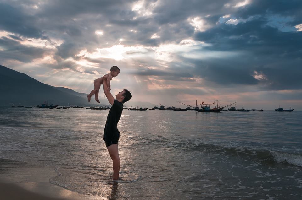 Những khoảnh khắc ngọt ngào của những ông bố Việt chăm con - Ảnh 10