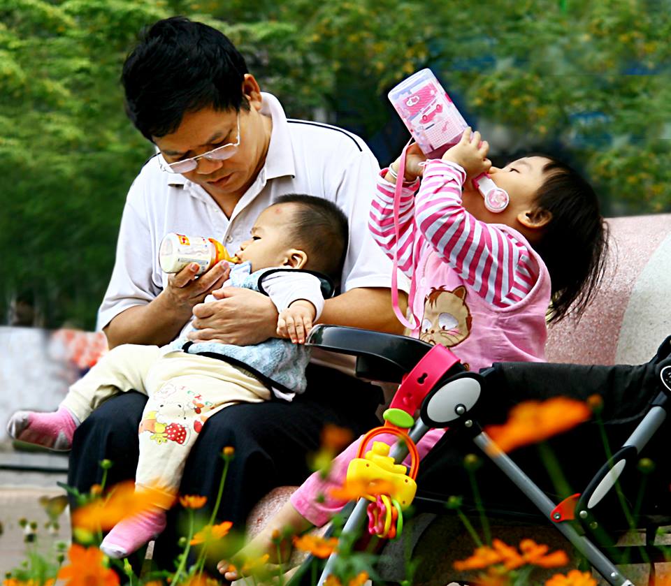 Những khoảnh khắc ngọt ngào của những ông bố Việt chăm con - Ảnh 12