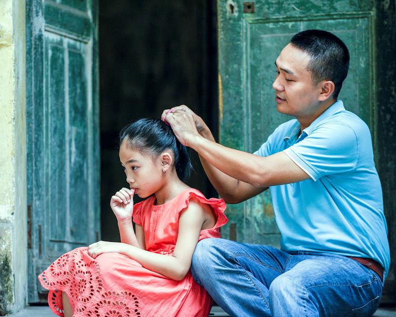 Những khoảnh khắc ngọt ngào của những ông bố Việt chăm con - Ảnh 11