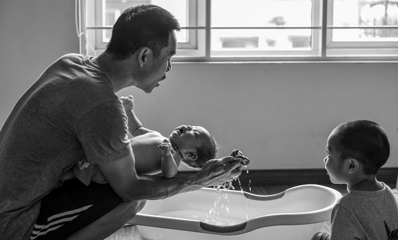 Những khoảnh khắc ngọt ngào của những ông bố Việt chăm con - Ảnh 9