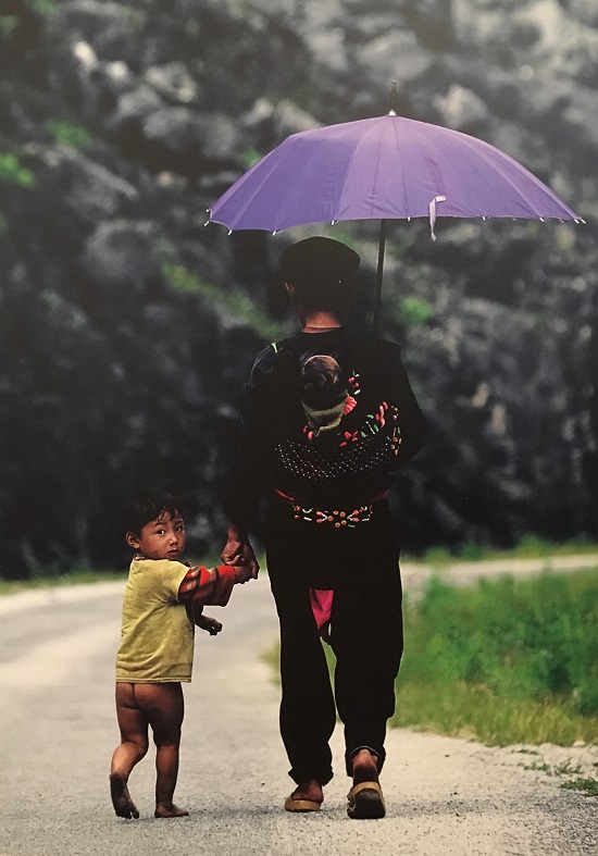 Những khoảnh khắc ngọt ngào của những ông bố Việt chăm con - Ảnh 8
