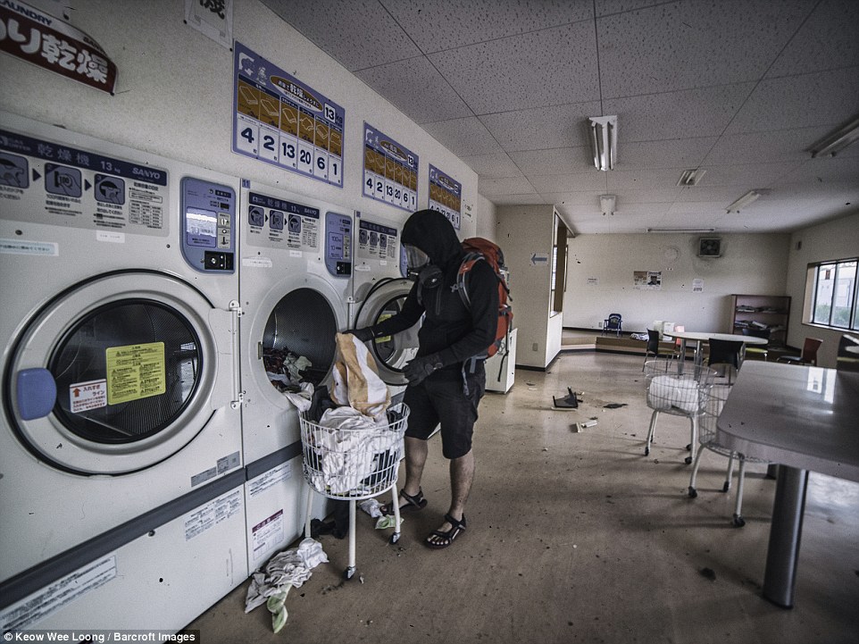 Nhiếp ảnh gia người Malaysia - Keow Wee Loong (27 tuổi) cho biết khi thảm họa xảy ra những cư dân ở khu vực này đã phải di tản vội vã đến mức không kịp đóng gói đồ và mang theo theo tài sản giá trị. Loong đeo mặt nạ chống khí gas nhưng không mặc đồ bảo hộ khi tới 4 thị trấn bị bỏ hoang ở Fukushima