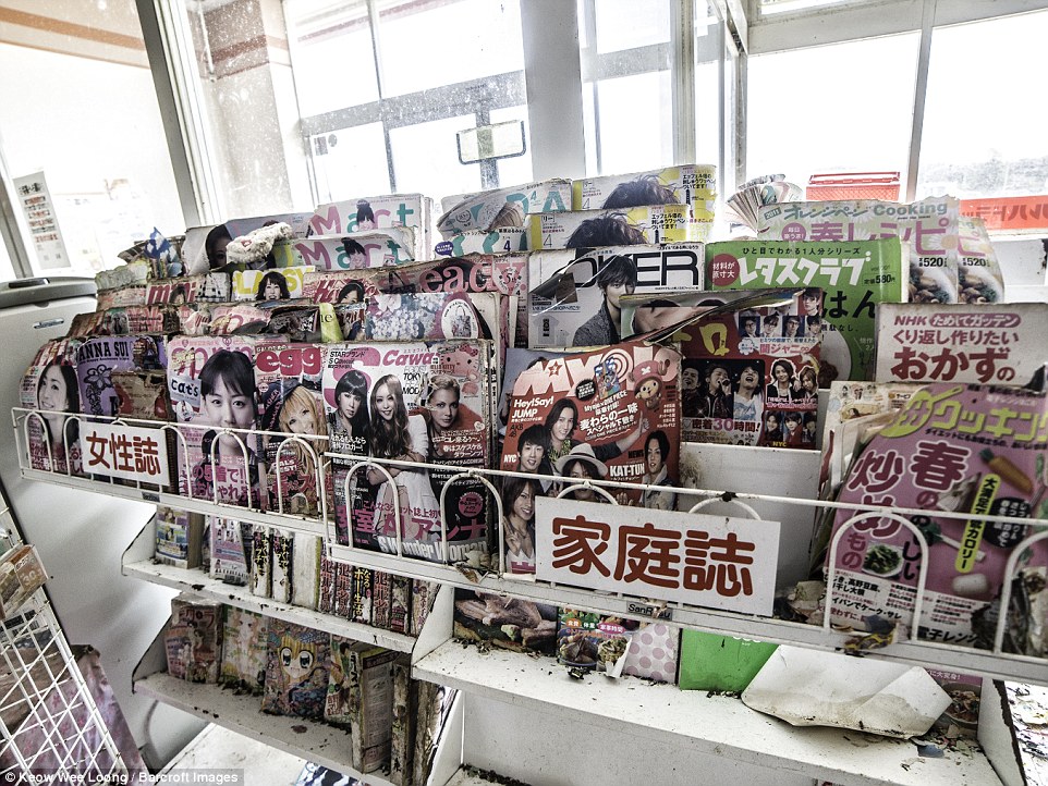 Một trung tâm mua sắm chứa đầy hàng hóa, trong đó có báo và tạp chí năm 2011. Thảm họa hạt nhân Fukushima, Nhật Bản được coi là một trong những thảm họa tồi tệ nhất trong lịch sử nhân loại kể từ sau thảm họa Chernobyl năm 1986 ở Ukraine