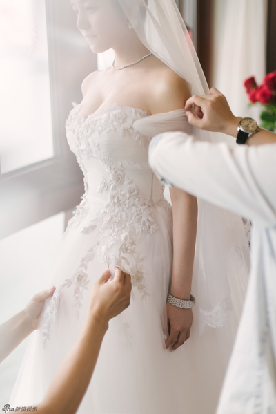 Cô dâu Trần Nghiên Hy xúng xính váy cưới chuẩn bị trước giờ G. Trước khi thết đãi khách mời, cặp đôi đã thực hiện phần nghi lễ ở ngoài trời tại khách sạn Hổ Nhạn Thê, Bắc Kinh.