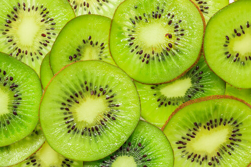 Kiwi: Loại trái cây nhiệt đới này có chứa hàm lượng vitamin C dồi dào. 200gr kiwi chứa 166,9 mgr vitamin C.