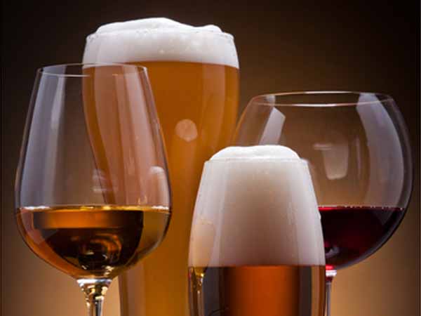 Hạn chế bia rượu: Khi đã mãn kinh, các cơ quan trong cơ thể người phụ nữ không còn hoạt động tốt như trước đó nữa. Do đó, tiêu thụ rượu bia quá mức có thể dẫn đến tăng cân nhanh chóng, cũng như làm tăng các rối loạn liên quan đến bia rượu.