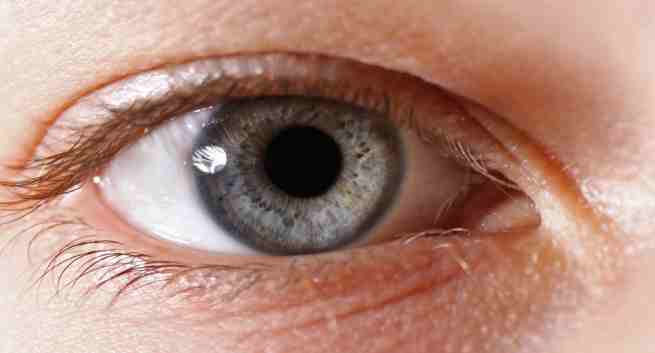 Tăng kích thước giác mạc: Ở trẻ sơ sinh và trẻ nhỏ, sự gia tăng áp lực nội nhãn (áp suất chất lỏng bên trong mắt) có thể dẫn đến sưng mắt và có thể làm tăng kích thước của giác mạc. Vì vậy, nếu thấy bất kỳ thay đổi nào trong mắt của trẻ, hãy đưa trẻ đến gặp các ​​bác sỹ nhãn khoa để được kiểm tra kịp thời.
