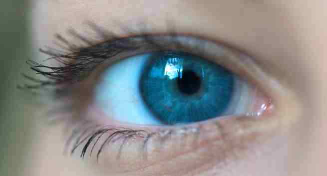 Xanh màng cứng mắt: Màng cứng mắt chuyển màu xanh có thể là dấu hiệu của bệnh tăng nhãn áp ở trẻ. Vì vậy, nếu màng cứng mắt của trẻ thay đổi màu sắc (xanh hoặc đọ) thì bạn cần đưa trẻ đến gặp các chuyên gia về mắt để trẻ được thăm khám, phát hiện và điều trị bệnh kịp thời.