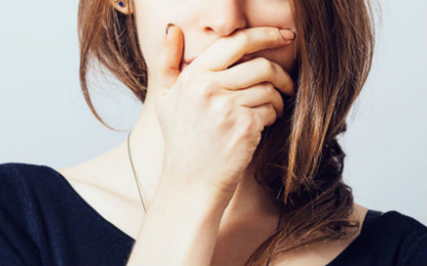 Nếu hơi thở của bạn có mùi hôi: Hơi thở có mùi hôi là dấu hiệu của kém vệ sinh răng miệng. Những mảnh vụn của thức ăn thừa bị lưu lại ở trong miệng là điều kiện để vi khuẩn phát triển, khiến mùi hôi ở miệng xuất hiện. Tuy nhiên, nếu hơi thở có mùi hôi rất nặng, đó có thể là dấu hiệu của nhiễm trùng phổi và bạn nên đi khám bác sỹ càng sớm càng tốt.