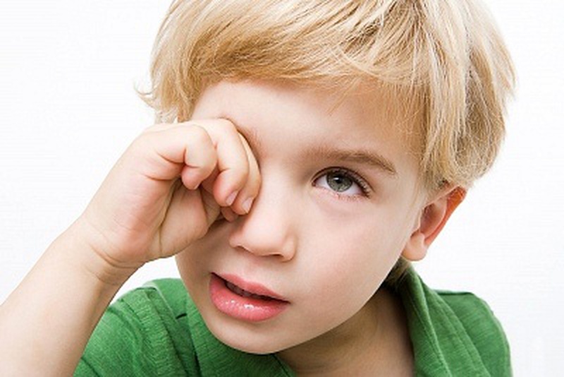 Chảy nước mắt: Thường xuyên chảy nước mắt là dấu hiệu mà nhiều phụ huynh thường bỏ qua ở trẻ. Tuy nhiên, đây có thể là một dấu hiệu của bệnh tăng nhãn áp ở trẻ em. Nếu bé bị chảy nước mắt liên tục, bạn cần đưa trẻ đến gặp các bác sỹ nhãn khoa để được thăm khám kịp thời.
