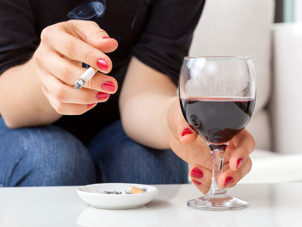 Hút thuốc và uống rượu: Nhiều nghiên cứu đã khẳng định rằng, những thói quen như hút thuốc và uống rượu có thể ảnh hưởng tiêu cực đến mật độ xương. Khói thuốc và bia rượu gây cản trở sự hấp thụ calci của xương và khiến xương yếu.